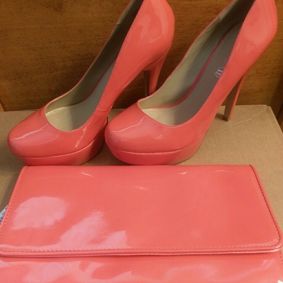 FREE Clutch (NWT) with Aldo Cape Coral Heels - Picture 5 of 8